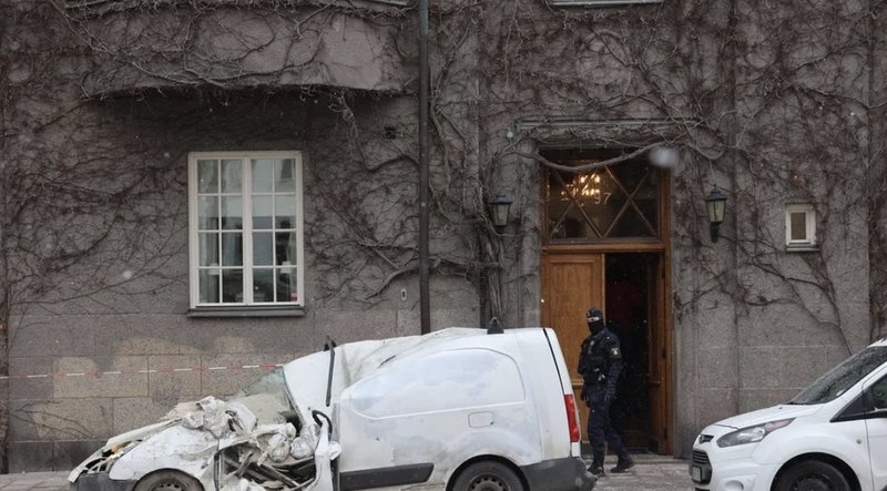 Polisen utreder framkallande av fara sedan en bil krossats av en container. Foto: Pär Bäckström/TT Polisen utreder framkallande av fara sedan en bil krossats av en container. Foto: Pär Bäckström/TT